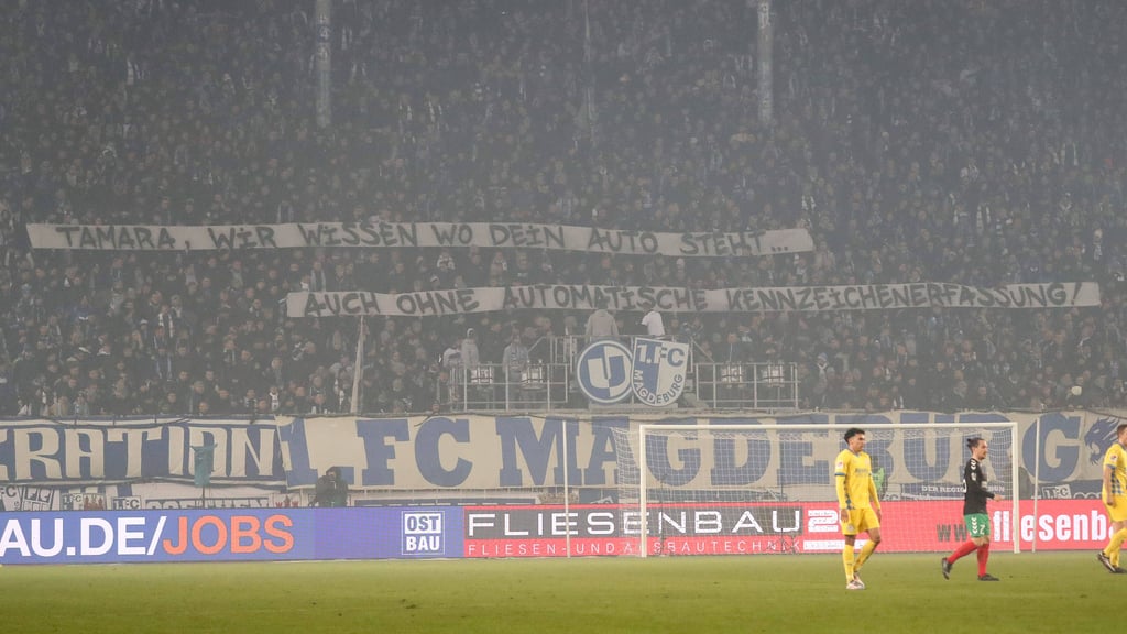 Der Spruchband, der nun für eine Anzeige gegen Unbekannt sorgt. Im Fokus: Sachsen-Anhalts Innenministerin Tamara Zieschang.