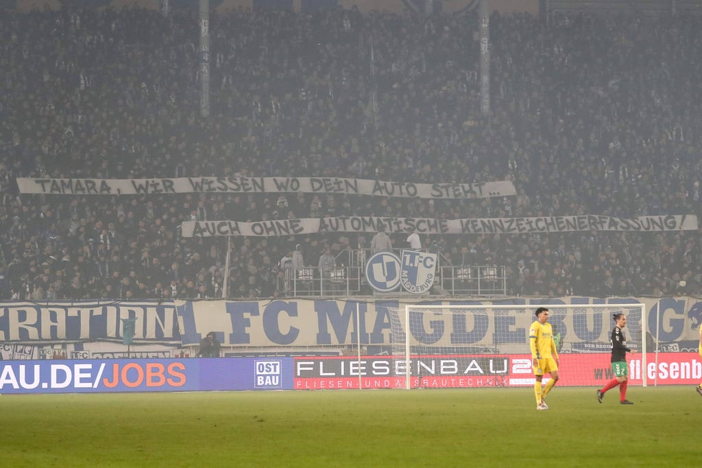 Der Spruchband, der nun für eine Anzeige gegen Unbekannt sorgt. Im Fokus: Sachsen-Anhalts Innenministerin Tamara Zieschang.