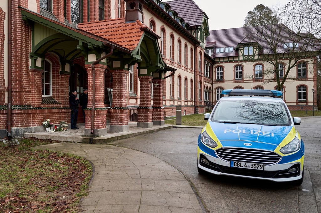 Nach zwei Gewalttaten in Beelitz-Heilstätten südwestlich von Berlin ermittelt die Staatsanwaltschaft wegen Mordes und versuchten Mordes.