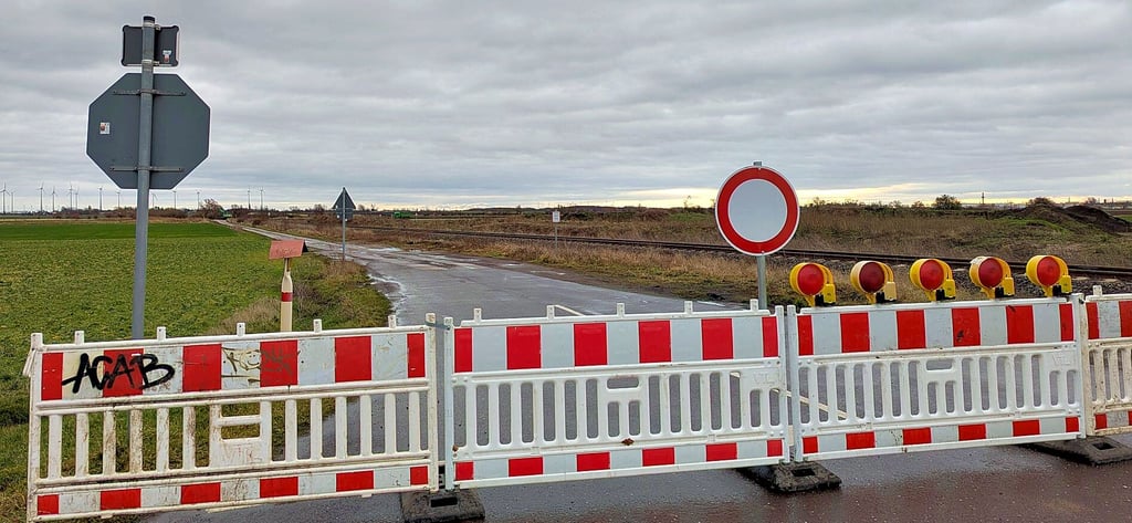 Von der B 1 zweigt die Kap-Straße in Richtung Woltersdorf ab. Wegen des Anschlusses der neuen Gewerbegebietsstraße an den Weg nach Woltersdorf ist die Verbindung gesperrt.