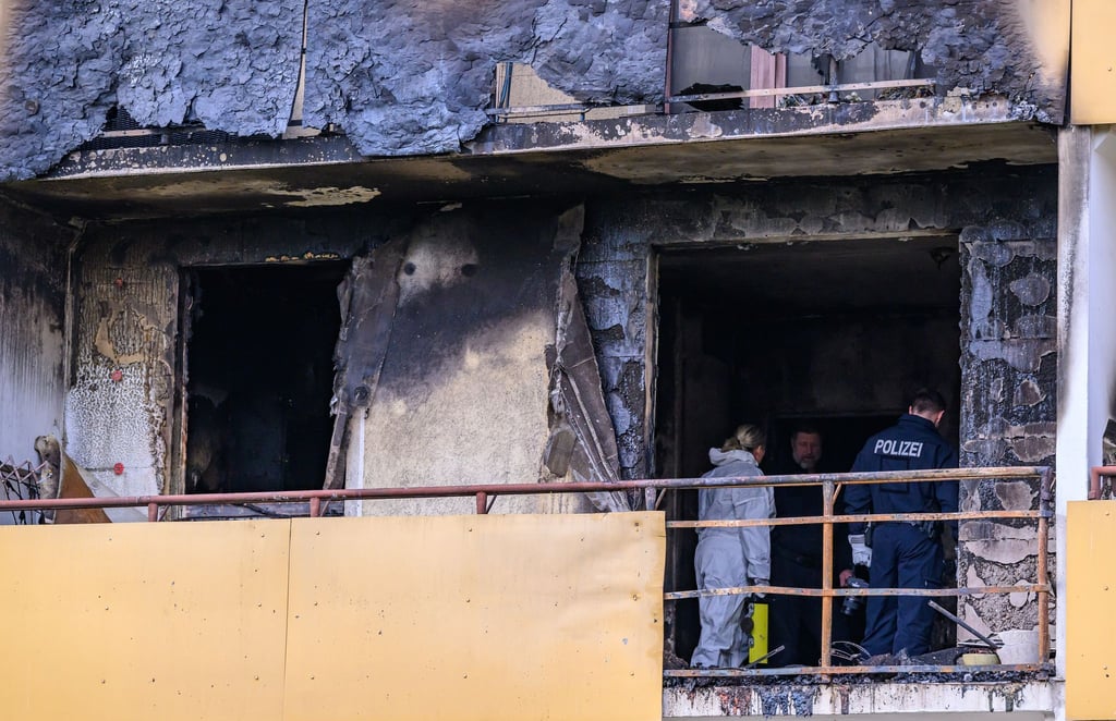 Die Kriminalpolizei will die Ursache des Brandes klären, bei dem drei Menschen ums Leben kamen.