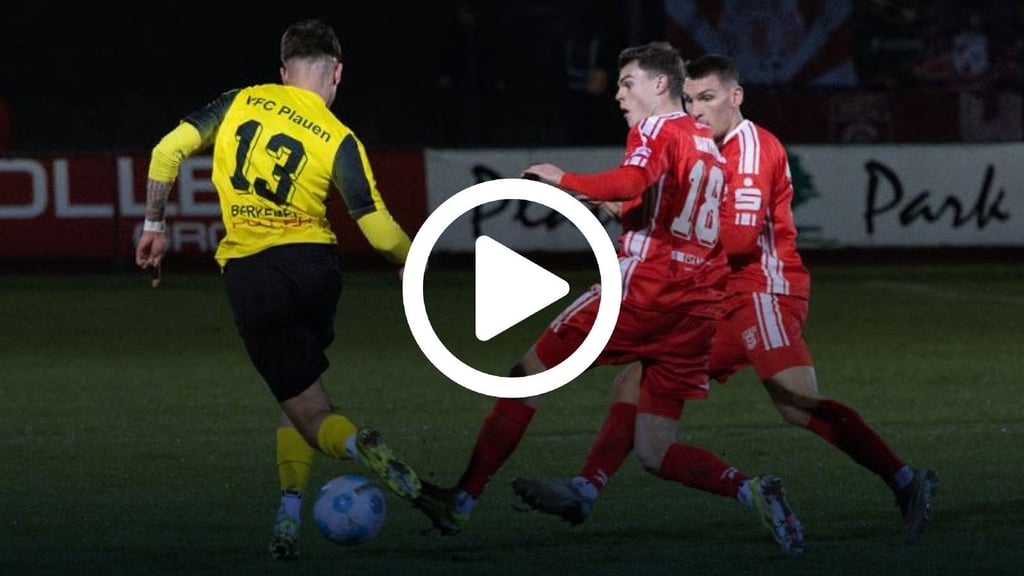 Fabrice Hartmann (M.) gelang beim Nachholspiel in Plauen sehenswert das Tor zum 2:0. Der HFC siegte verdient, mühte sich aber.