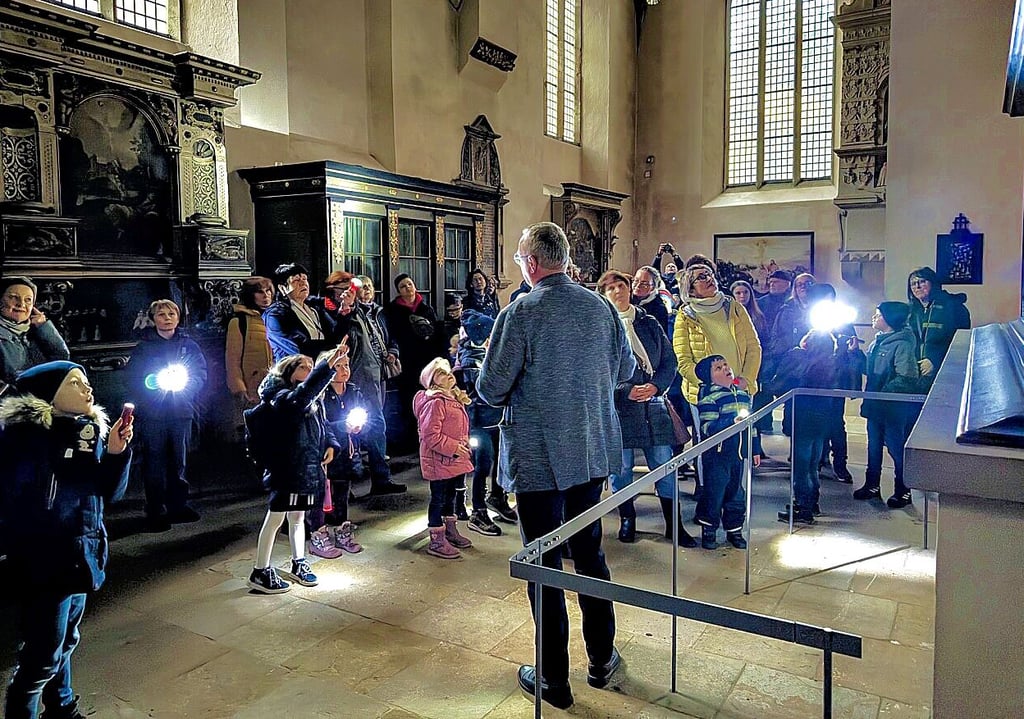 Neugierig erkunden die Kinder die dunklen Ecken der Kirche.