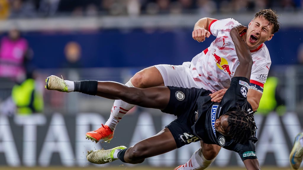 Szenen wie bei der Handball-WM am Kreis: Sturm-Stürmer Seedyahmed Jatta gegen Willi Orban.
