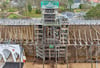 Korrosionsschäden am Fundament des Uhrenturms des Gradierwerks sind Grund für Arbeiten an dem denkmalgeschützten Bau. Dazu wird der Uhrentum zunächst komplett zurückgebaut, sodass eine Lücke im  Gradierwerk von Bad Salzelmen entstehen wird. 