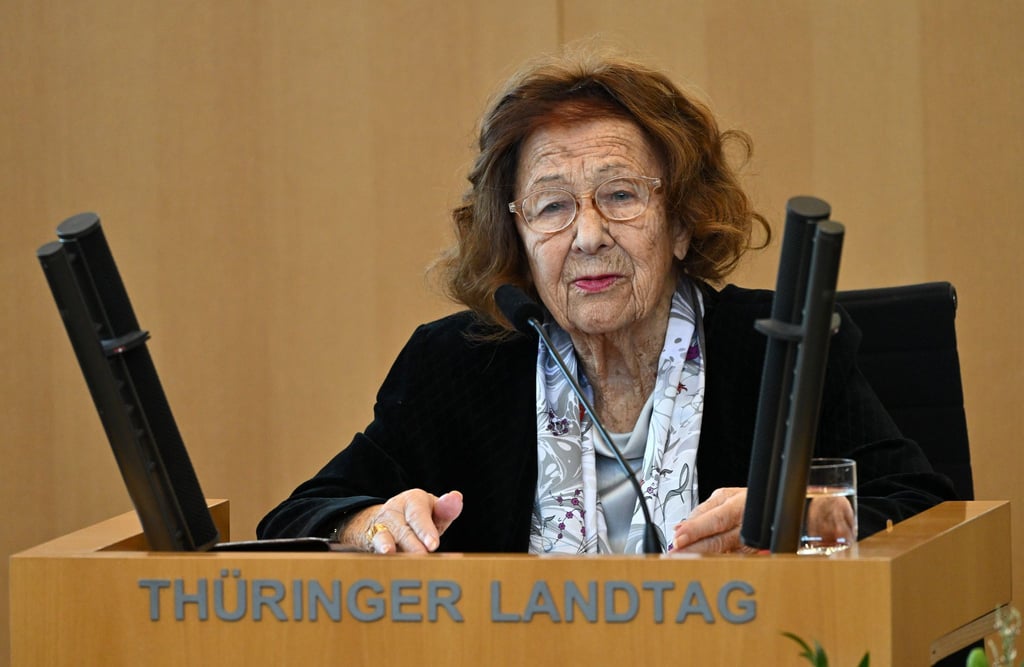 Die KZ-Überlebende Ingeburg Geißler spricht im Thüringer Landtag über ihre Deportation ins Konzentrationslager Theresienstadt: „Es ist für mich eine Genugtuung als Überlebende und freier Mensch hier auftreten zu können.“