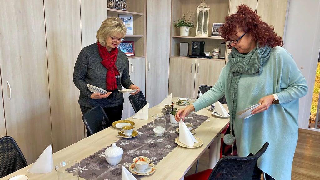 Marion Hausmann (li.) und Jacqueline Döhring bereiten eine kleine Geburtstagsrunde vor.