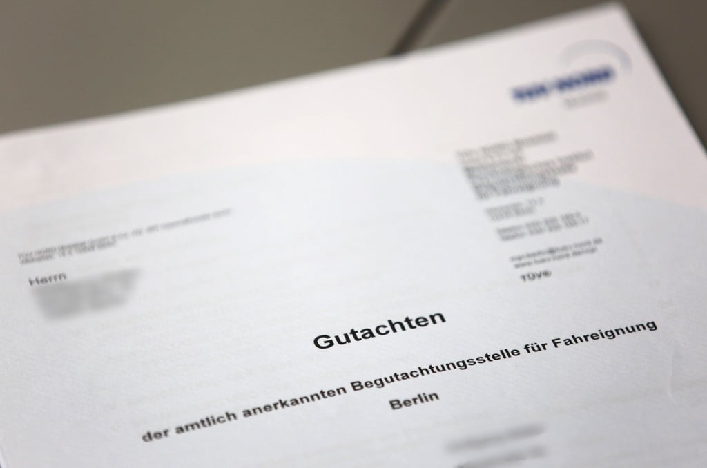 Betroffene sollten laut Fachleuten frühzeitig über die Anordnung einer MPU informiert werden. (Symbolbild)