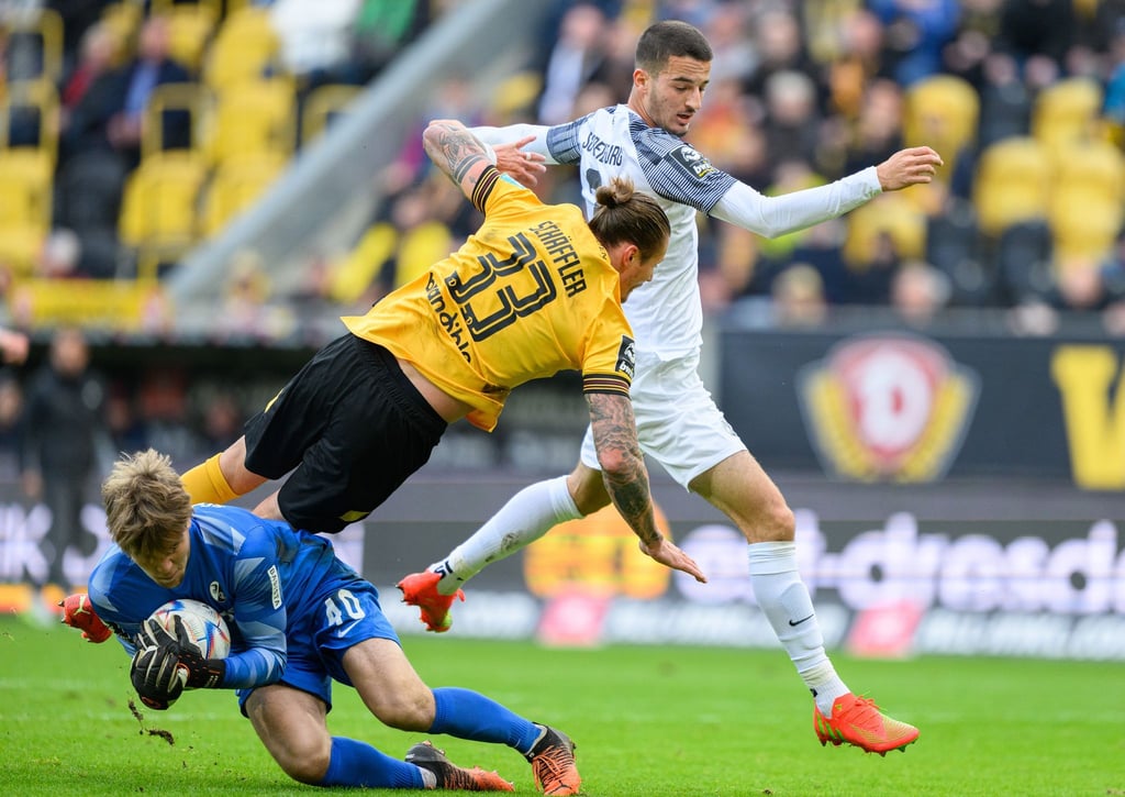 Freiburgs Torwart Niklas Sauter (l) wechselt nach Osnabrück.