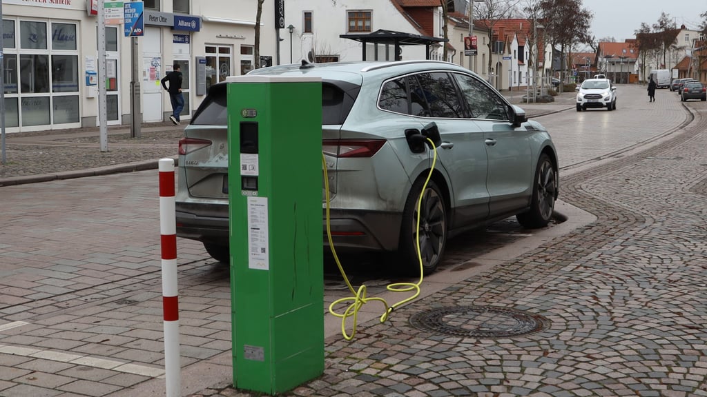 Eine Ladesäule für Elektroautos gibt es im Breiteweg in Barleben bereits. Doch es sollen mehr werden, so auch in den Ortsteilen Ebendorf und Meitzendorf.