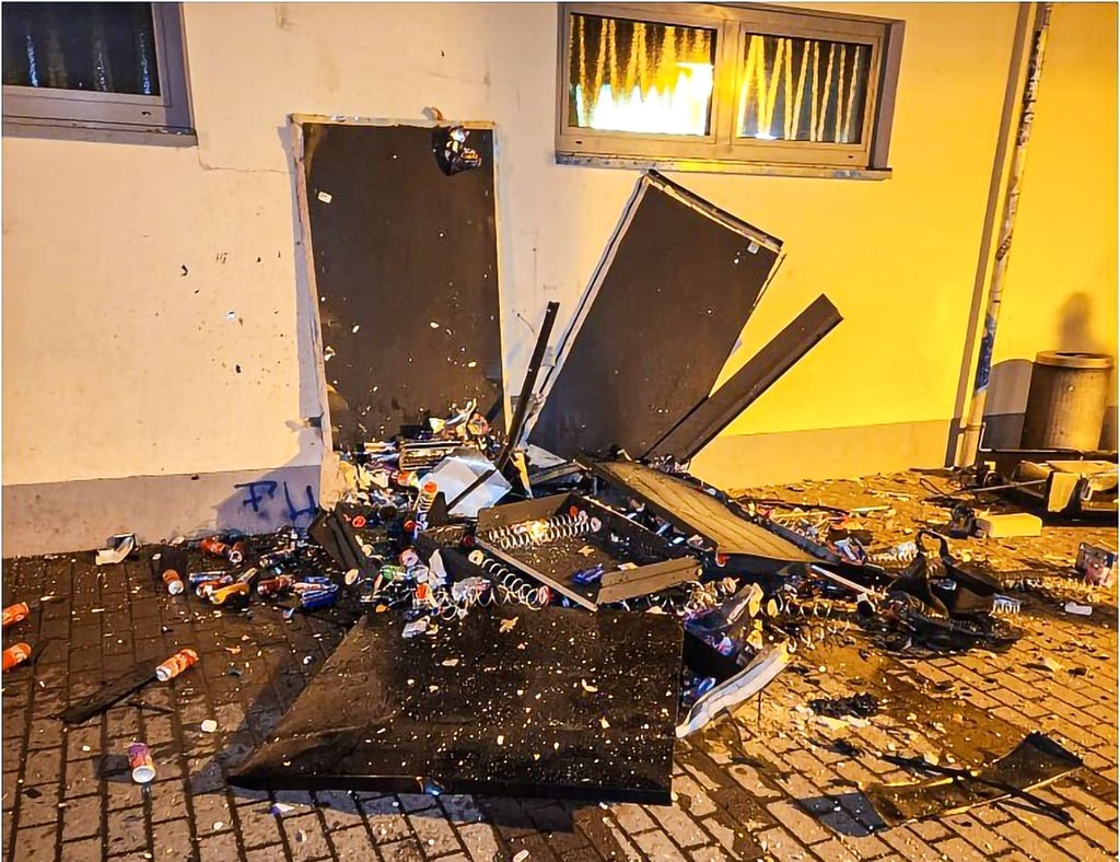 In seine kompletten Einzielteile hat es den gesprengten Snackautomaten in Gommern zerlegt. Hier schlug der vermeintliche Serientäterzum zweiten Mal im Jerichower Land zu.