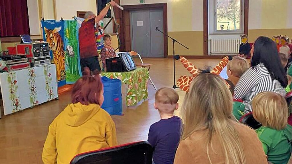 Der kleine Oskar hilft Andy Trillhase im Nachterstedter Dorfgemeinschaftshaus bei seiner Dschungeltour.