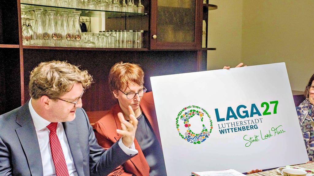 „Stadt. Land. Fluss.“ heißt es auf dem Logo zur Laga 2027, das Oberbürgermeister Torsten Zugehör und Laga-Koordinatorin Janine Stiller präsentieren.