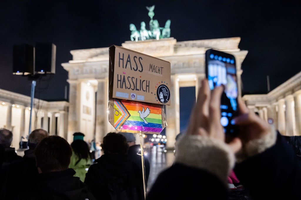 Kundgebung gegen rechte Politik.