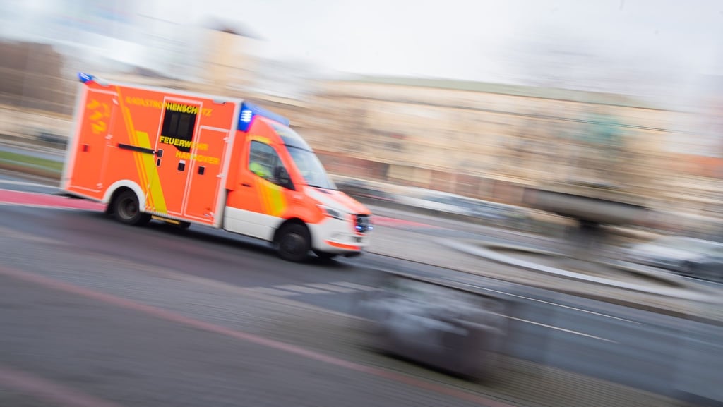 Eine ältere Frau stirbt, nachdem sie von einem Auto beim Einparken angefahren wurde. (Symbolfoto)