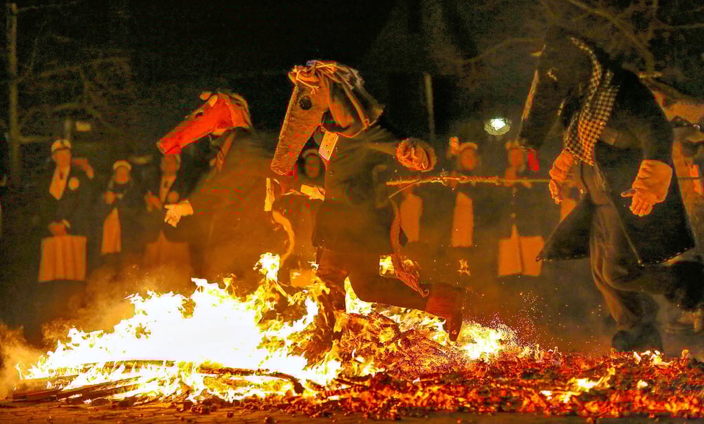Bei der Spergauer Lichtmeß ziehen die Pferde den Pflug am Bäckerplatz durchs Feuer.