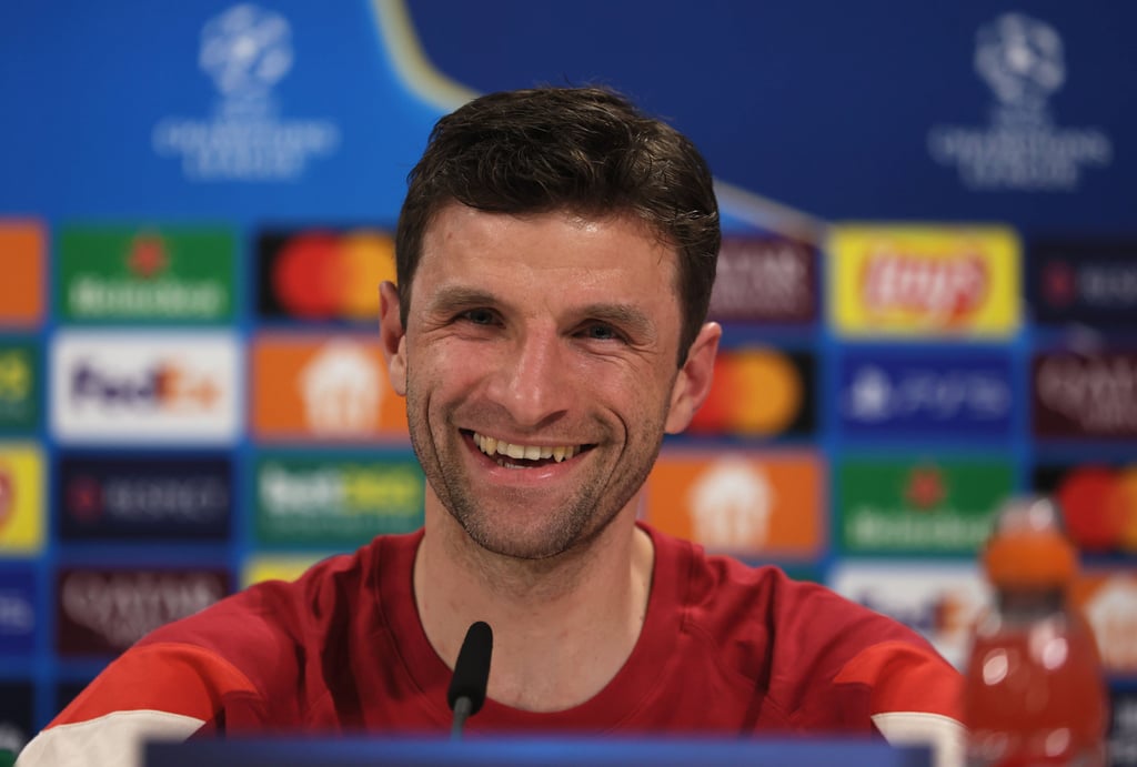 Thomas Müller vom FC Bayern München kann über das KI-Video zu seinem Wechsel zu RB Leipzig lachen.