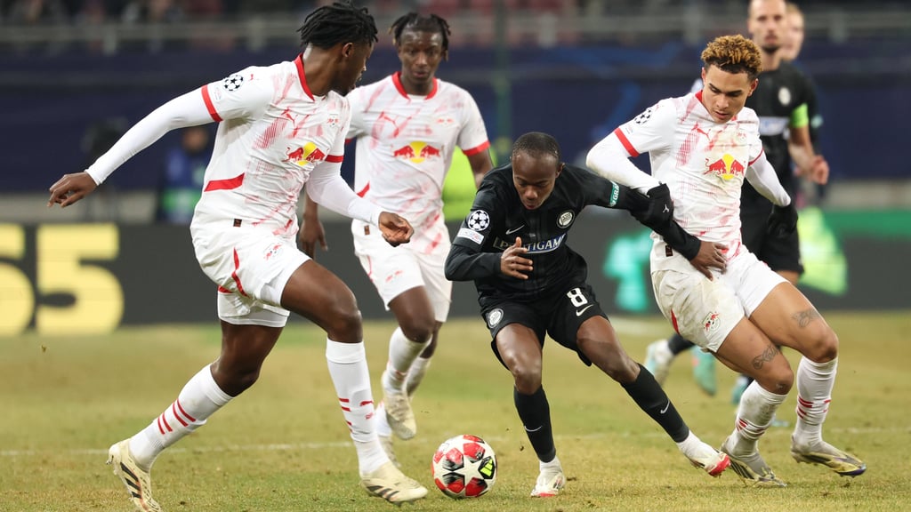 Drei gegen einen: Malick Yalcouye von Sturm Graz dribbelt im RB-Dreieck.