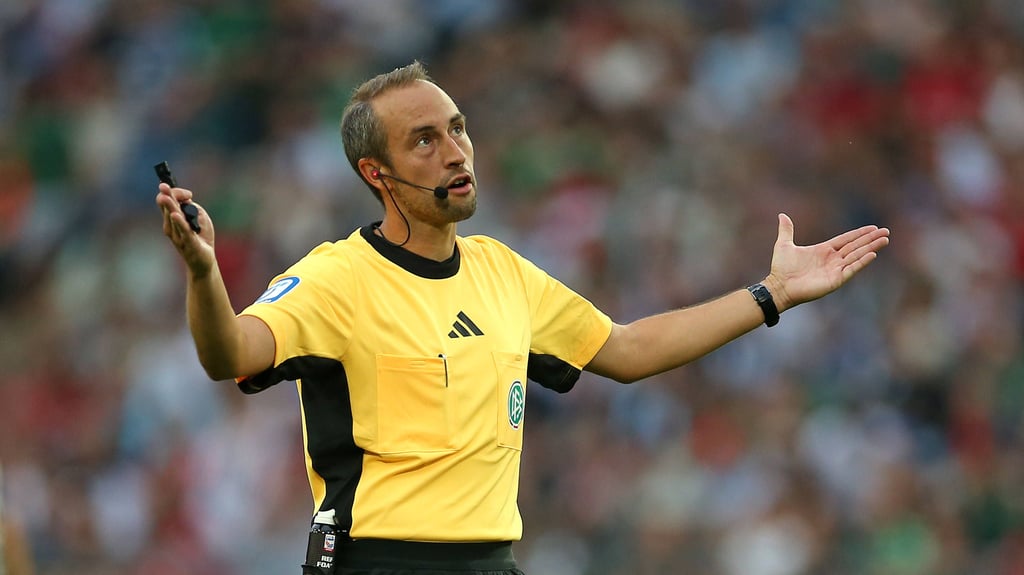 Schiedsrichter Patrick Alt leitet die Partie des 1. FC Magdeburg beim FC Schalke 04 am Samstagabend in der 2. Bundesliga.