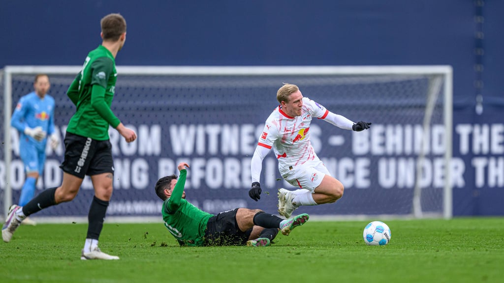 Die ursächliche Szene für Schlagers Verletzung? Foul von Mosts Dominik Prochazka an Xaver Schkager.