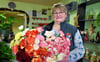 Birgit Schröter hat in ihrer „Blumenboutique am Bahnhofsplatz“ in Köthen verschiedene Nelken im Angebot.