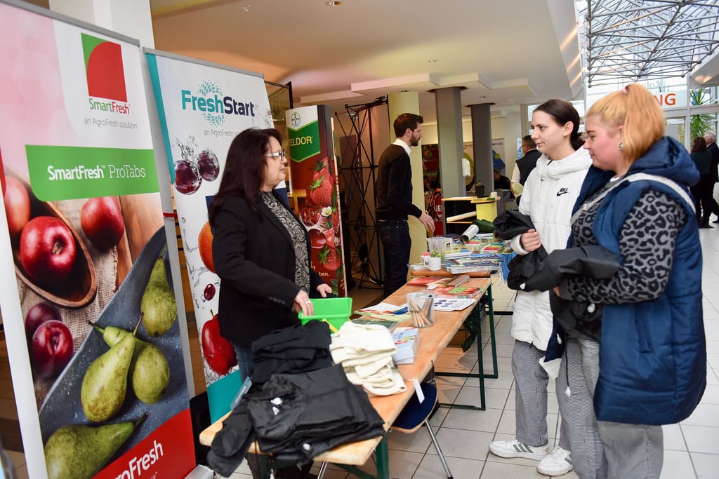 Aussteller rund um die Landwirtschaft und Obstbau haben ihre Produkte im Foyer vorgestellt. Birgit Lehnerdt bietet Produkte an, die den Reifeprozeß für Apfel bei der Lagerung verlangsamt.