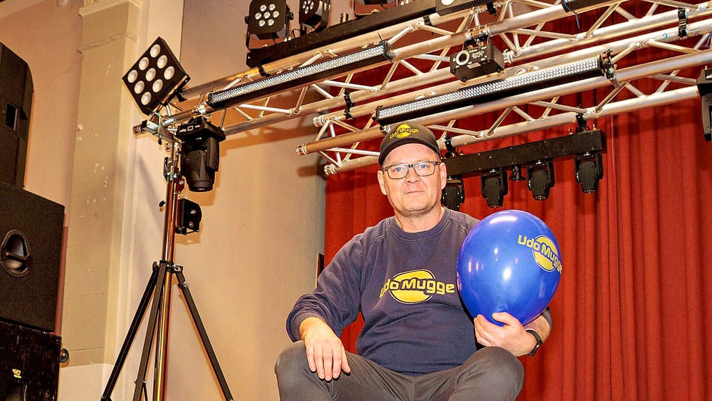 DJ Udo Mugge bereitet seine Saaltour in Kretzschau vor.