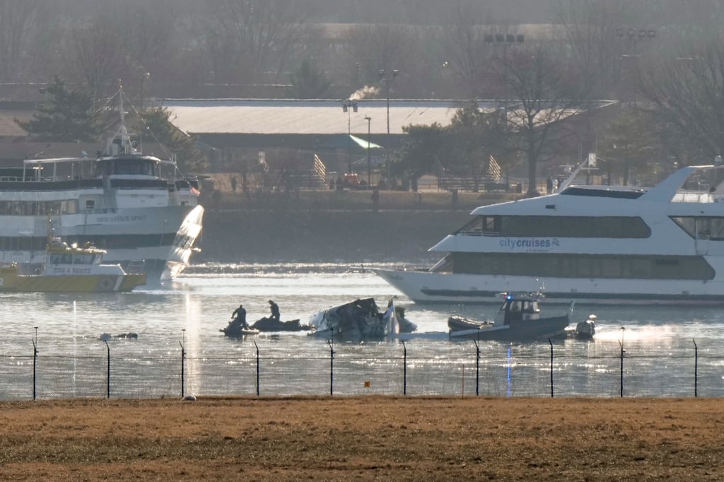 Such- und Bergungskräfte arbeiten auf dem Potomac.