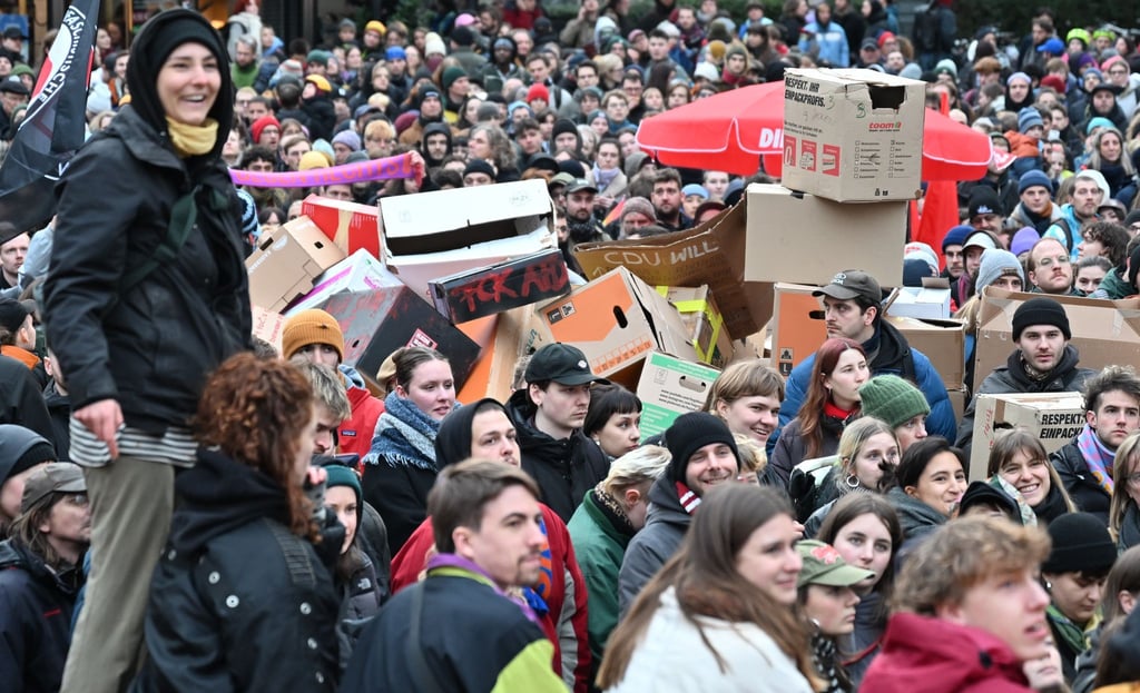 Mehrere Tausend Menschen haben in Leipzig gegen die Unionspläne zur Migration demonstriert.