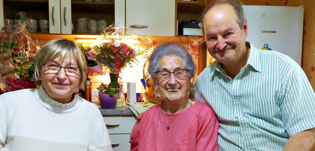 Elfriede Bergner feierte ihren 100. Geburtstag. Gut umsorgt wird sie von Schwiegertochter Kerstin und ihrem Sohn Helmut.