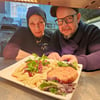 Nisreen Yaseen und Tobias Hengstmann freuen sich über ein frisch zubereitetes Jägerschnitzel. 