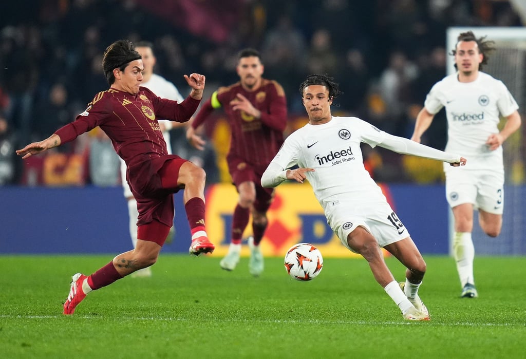 Trotz Niederlage bei AS Rom steht Eintracht Frankfurt im Achtelfinale der Europa League.