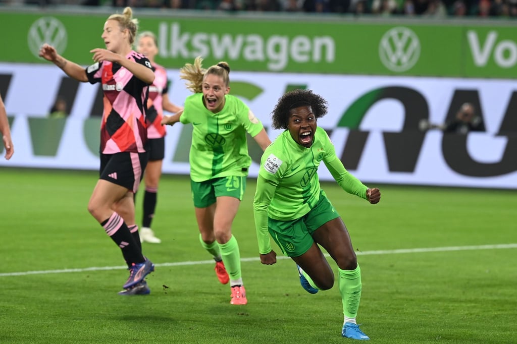 Bayern gegen Wolfsburg (mit Lineth Beerensteyn/r.): Klassiker am Freitagnachmittag. (Foto Archiv)