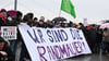 Demonstranten in Düsseldorf protestieren gegen die Abstimmung der Union mit der AfD.