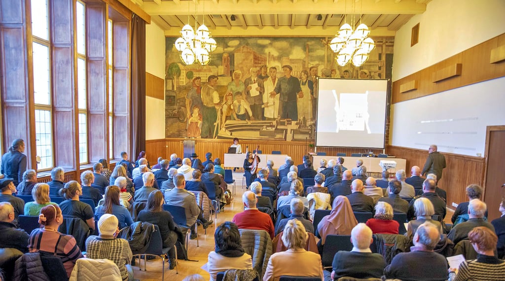 Der Dessauer Ratssaal war am Montag zur Gedenkveranstaltung „80 Jahre Befreiung Lager Auschwitz“ bis auf den letzten Platz besetzt.