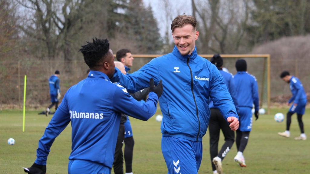 Lubambo Musonda und Alexander Ahl-Holmström begrüßen sich beim FCM-Training am Donnerstag.