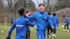 Lubambo Musonda und Alexander Ahl-Holmström begrüßen sich beim FCM-Training am Donnerstag.