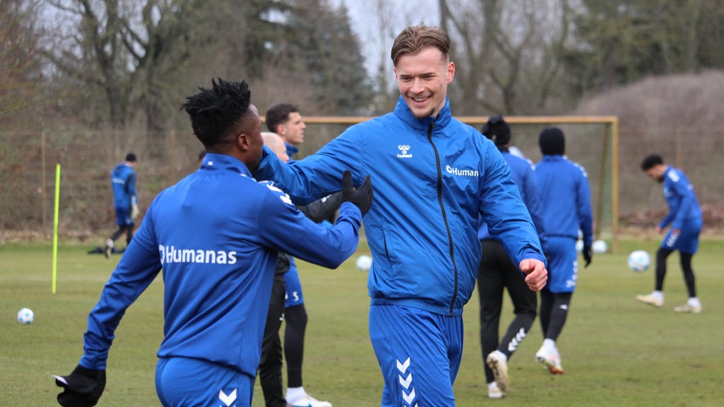 Lubambo Musonda und Alexander Ahl-Holmström begrüßen sich beim FCM-Training am Donnerstag.