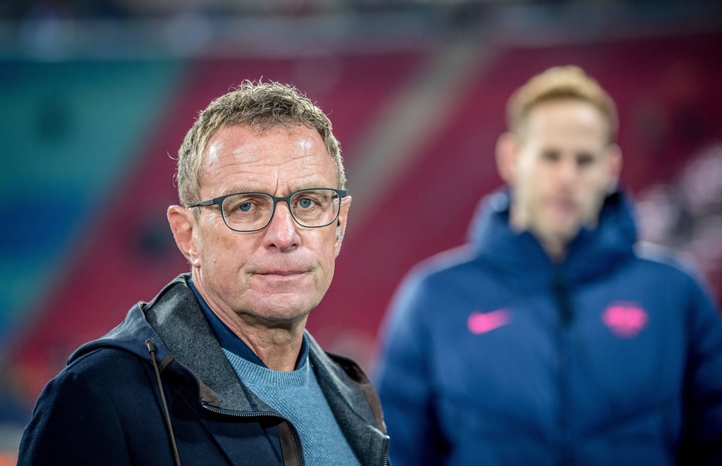 Ex-RB-Sportchef Ralf Rangnick als TV-Experte bei DAZN 2021, im Hintergrund RB-Keeper Peter Gulacsi.