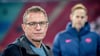 Ex-RB-Sportchef Ralf Rangnick als TV-Experte bei DAZN 2021, im Hintergrund RB-Keeper Peter Gulacsi.