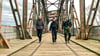 Richard Hein, Mathias Körtge und Maurice Wegricht (von links) während ihres Marsches an der Hubbrücke in Magdeburg. Zu diesem Zeitpunkt sind sie schon 57.000 Schritte, 43 Kilometer und 8,5 Stunden gelaufen - haben also in etwa die Hälfte geschafft.