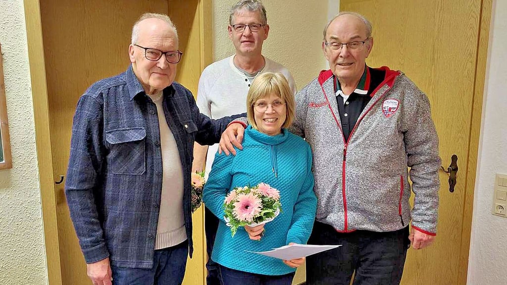 Peter Bauch und der ehemalige Chorleiter Eckart Zeidler ehrten Katrin Müller und Hans-Jörg Loewe für ihr 50-jähriges Singen im Chor.