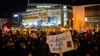 „Solidarisch statt arisch“ steht auf einem Plakat bei einer Demonstration zur Migrationspolitik vor der CDU-Zentrale.