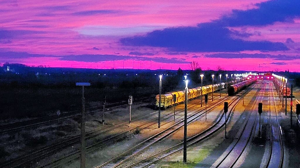 Bei ihrer Arbeit am Bahnhof Baalberge bieten sich Elke Starke die schönsten Lichtspiele. Deshalb hat sie immer den Finger am Auslöser.