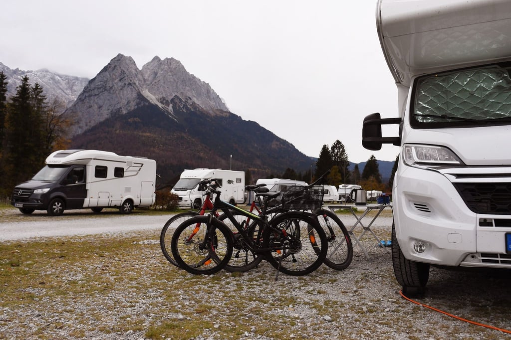 Gegen muffigen Geruch oder Schimmel: Beim Campen in den kalten Monaten ist es wichtig, genug zu heizen, da warme Luft Feuchtigkeit besser aufnehmen kann als kalte.