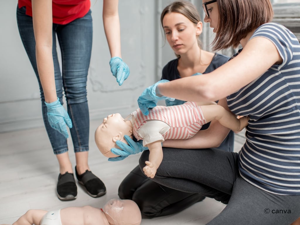Im Ernstfall sicher und kompetent zu handeln, lernen Interessierte in den Erste-Hilfe-am-Kind Kursen der Helios Klinik Köthen