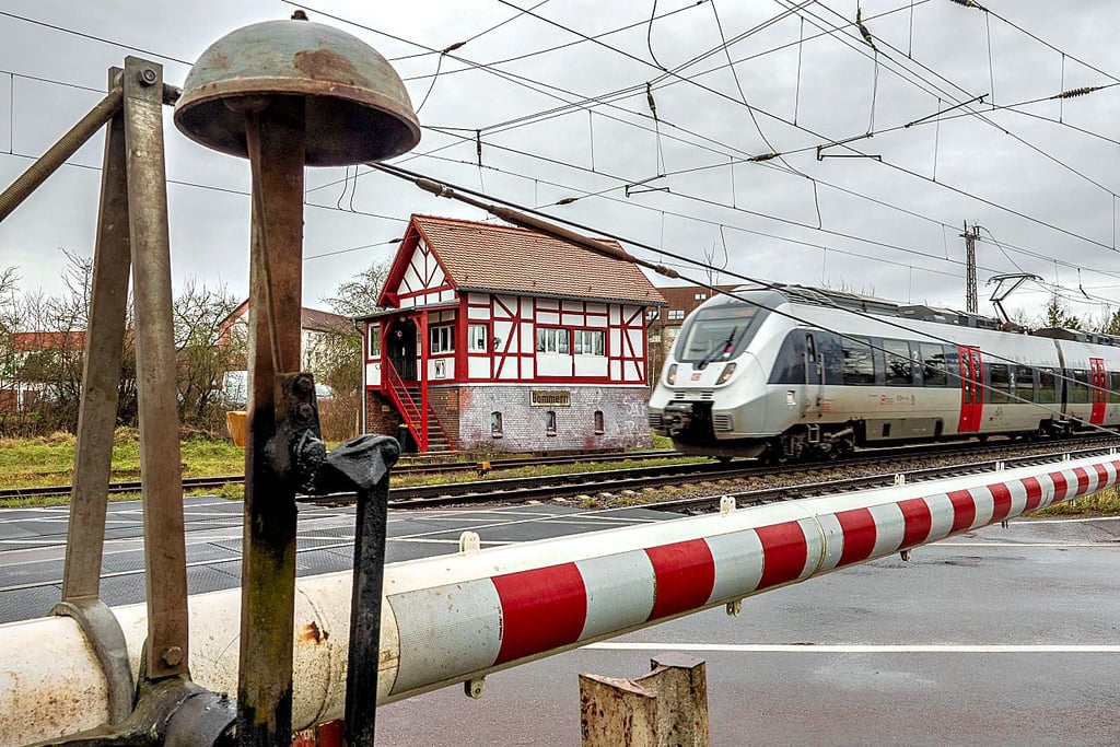 Am Bahnübergang Karither Straße in Gommern ist es am 28. Januar zur Kollision zwischen einem Sattelzug und den Schranken gekommen.