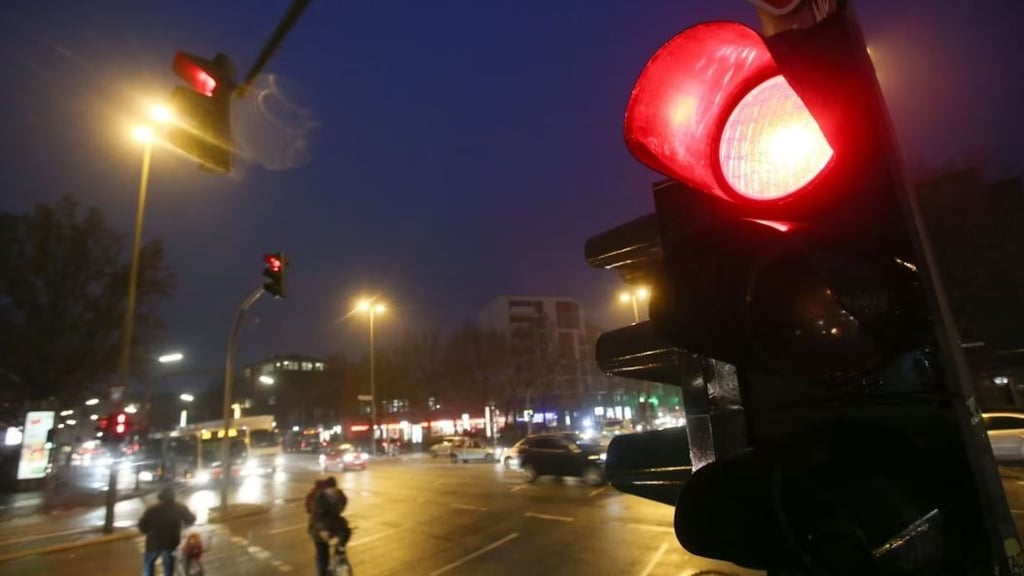 Ein Mann wurde an einer Ampel in Halle von einem Auto erfasst.