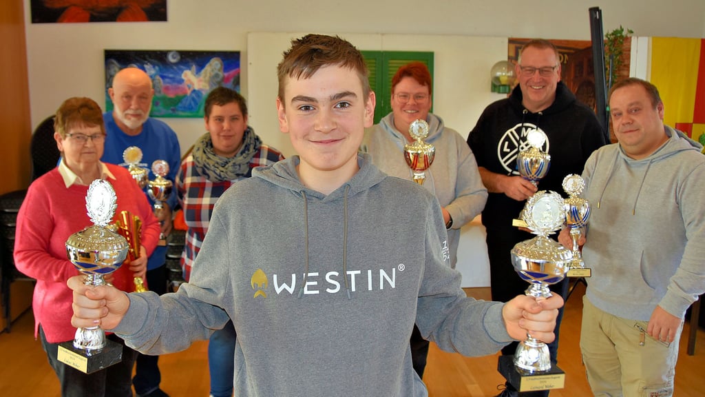 Leonard Weber (vorn) präsentiert seinen Pokal und den seines Bruders Lukas. Über Trophäen beim Fischen freuen sich bei der Jahreshauptversammlung der Calvörder Anglergruppe auch Sylvia Müller (von links), Hans-Georg Lemke, Christine Schmittke, Ines Weber, Matthias Weber und Martin Lohöfer.