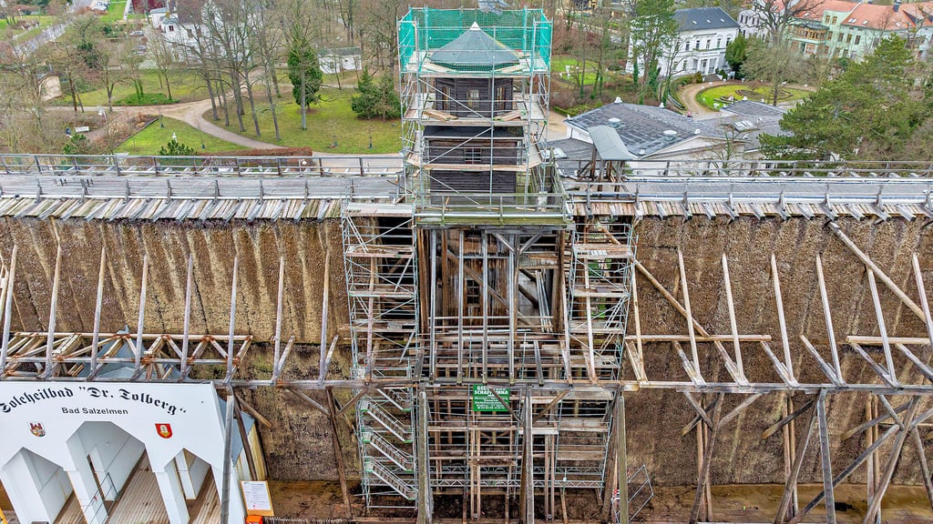 Korrosionsschäden am Fundament des Uhrenturms des Gradierwerks sind Grund für Arbeiten an dem denkmalgeschützten Bau.